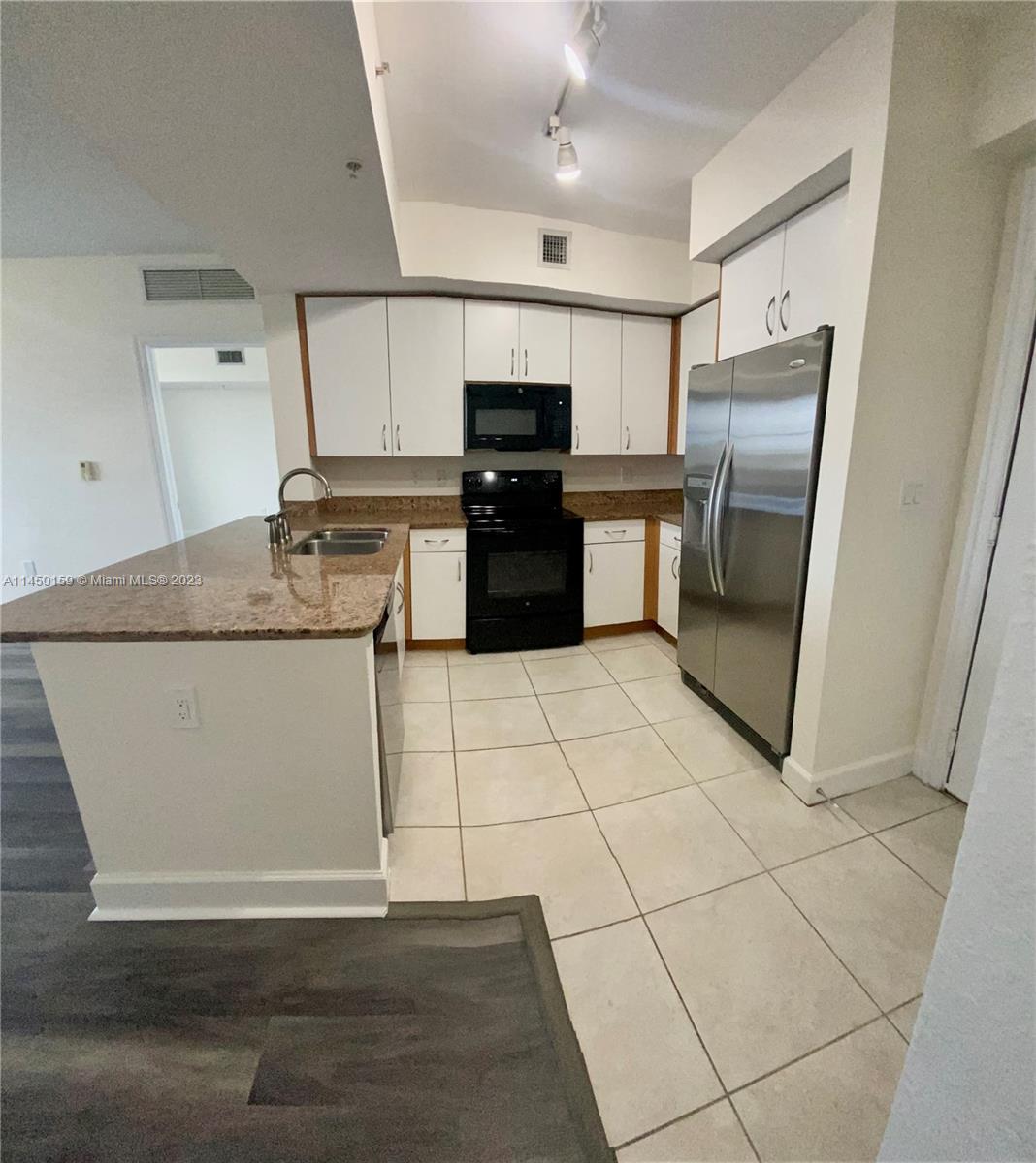 RADIUS CONDO - Residential Lease