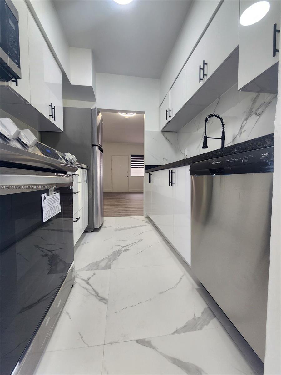 ISLE OF NORMANDY MIAMI VI - Residential Lease