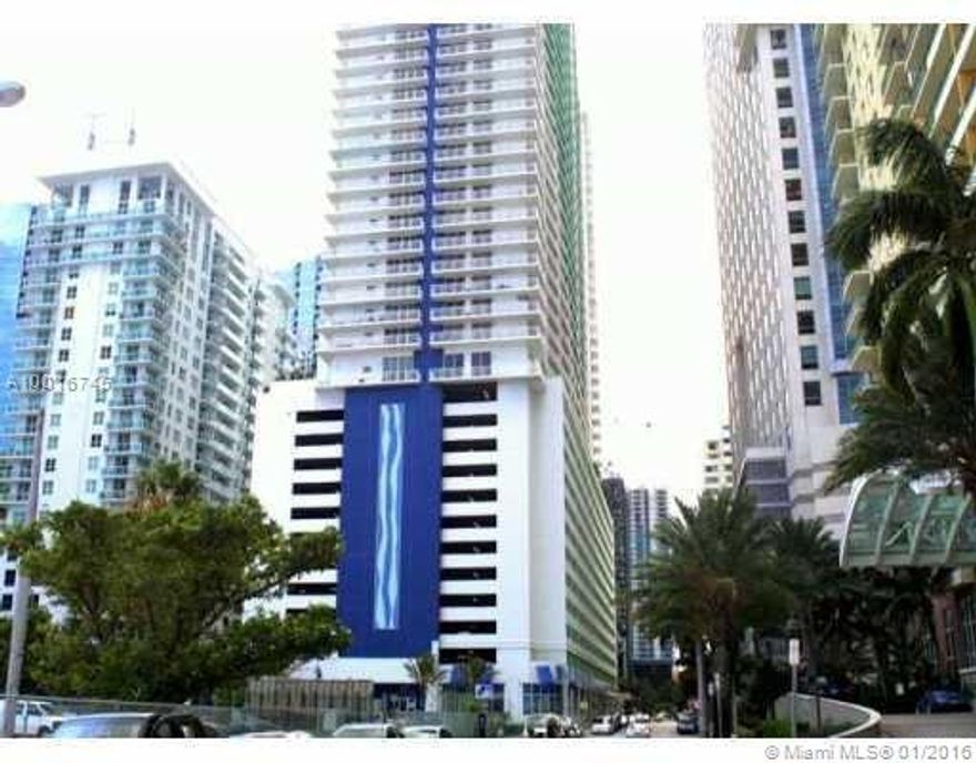 Spacious one bedroom apartment in Brickell's financial district. Large balcony with magnificent views of the city and bay. Stainless steel appliances, washer, dryer on unit, pol, fitness center, 24 hour valet and more. With two minutes from S. Beach and airport. Walking distance of Mary Brickell Village.