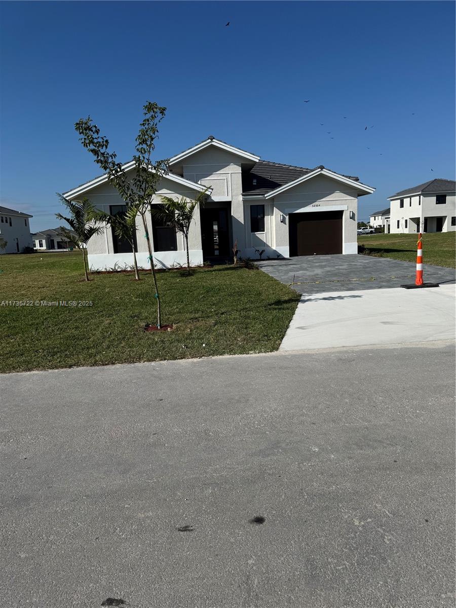 THIS IS THE LAST PROPERTY AVAILABLE, 4/3.5 ONE-STORY SINGLE-FAMILY HOME NO ASSOCIATION, READY TO CLOSE. BIG LOT WITH SPACE FOR A BOAT AND POOL. EASY TO SHOW