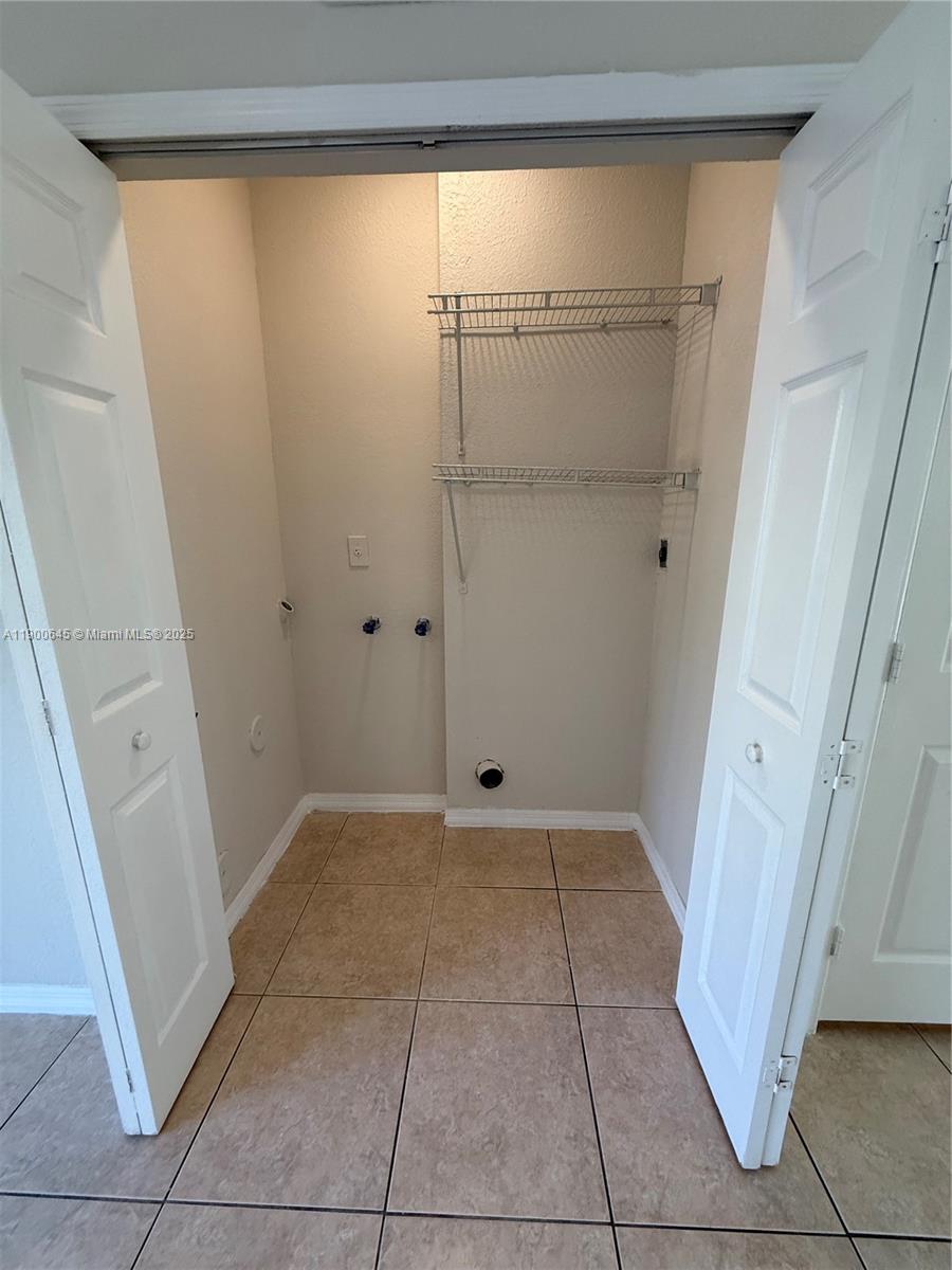 COUNTRY CLUB VILLAS TH CO - Residential Lease