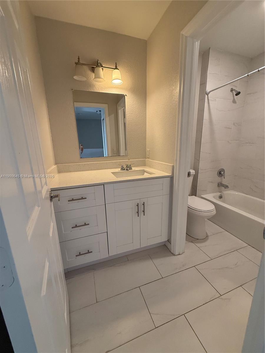 COUNTRY CLUB VILLAS TH CO - Residential Lease