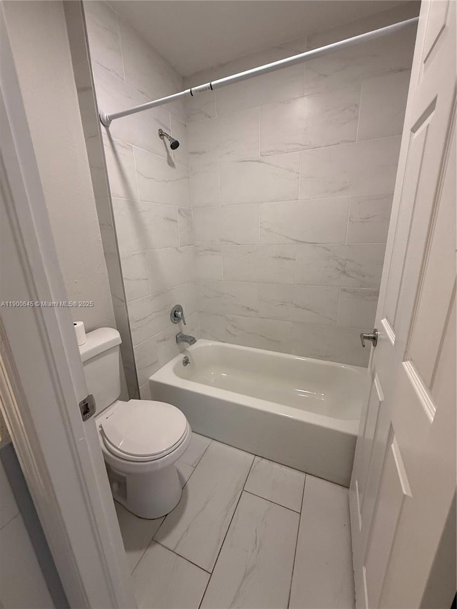 COUNTRY CLUB VILLAS TH CO - Residential Lease