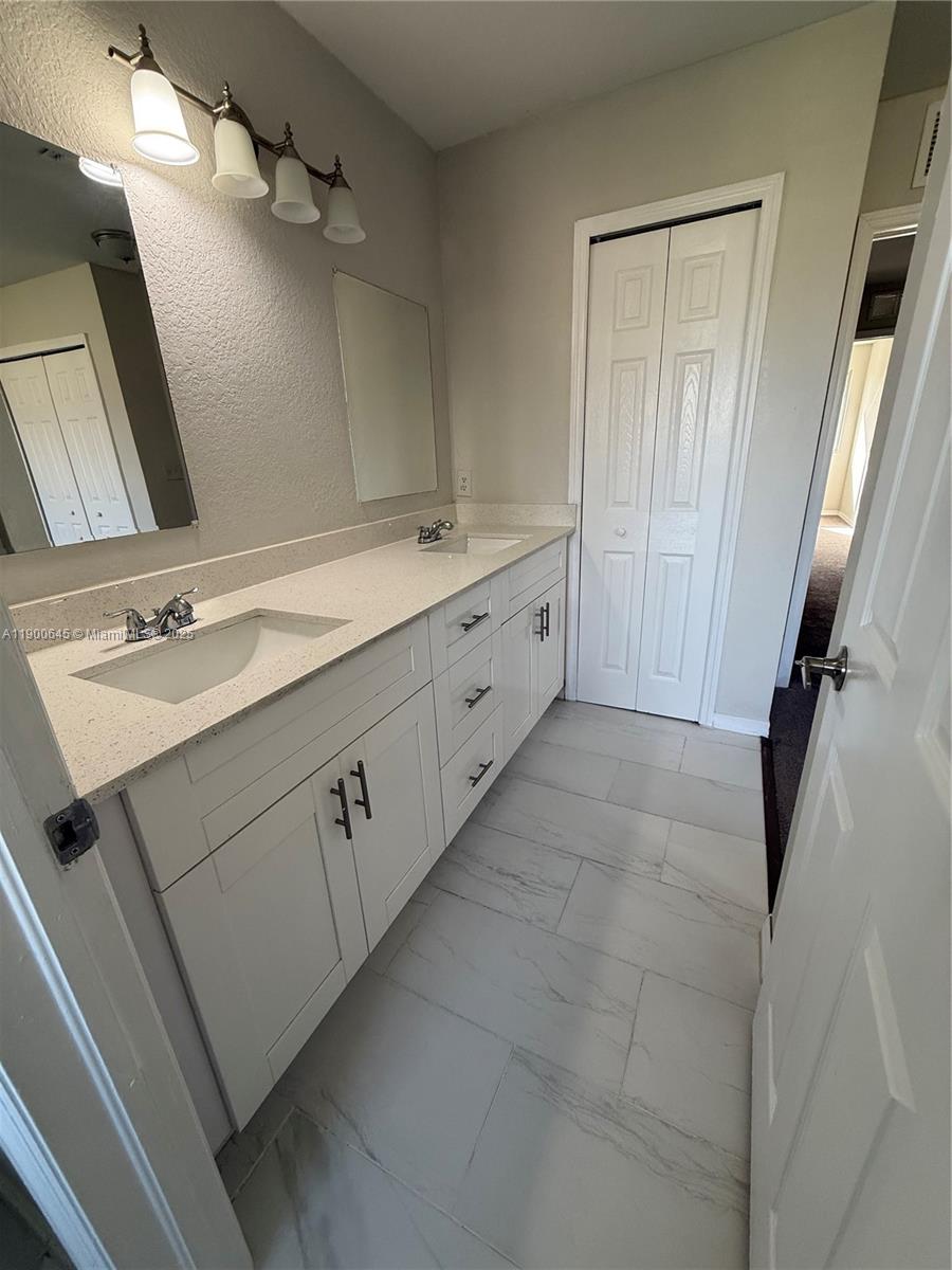 COUNTRY CLUB VILLAS TH CO - Residential Lease