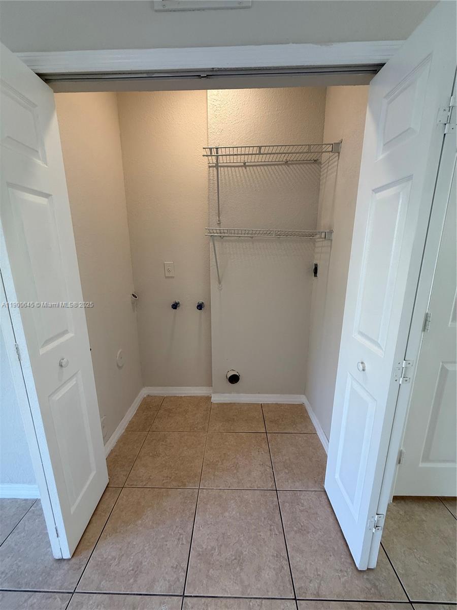 COUNTRY CLUB VILLAS TH CO - Residential Lease