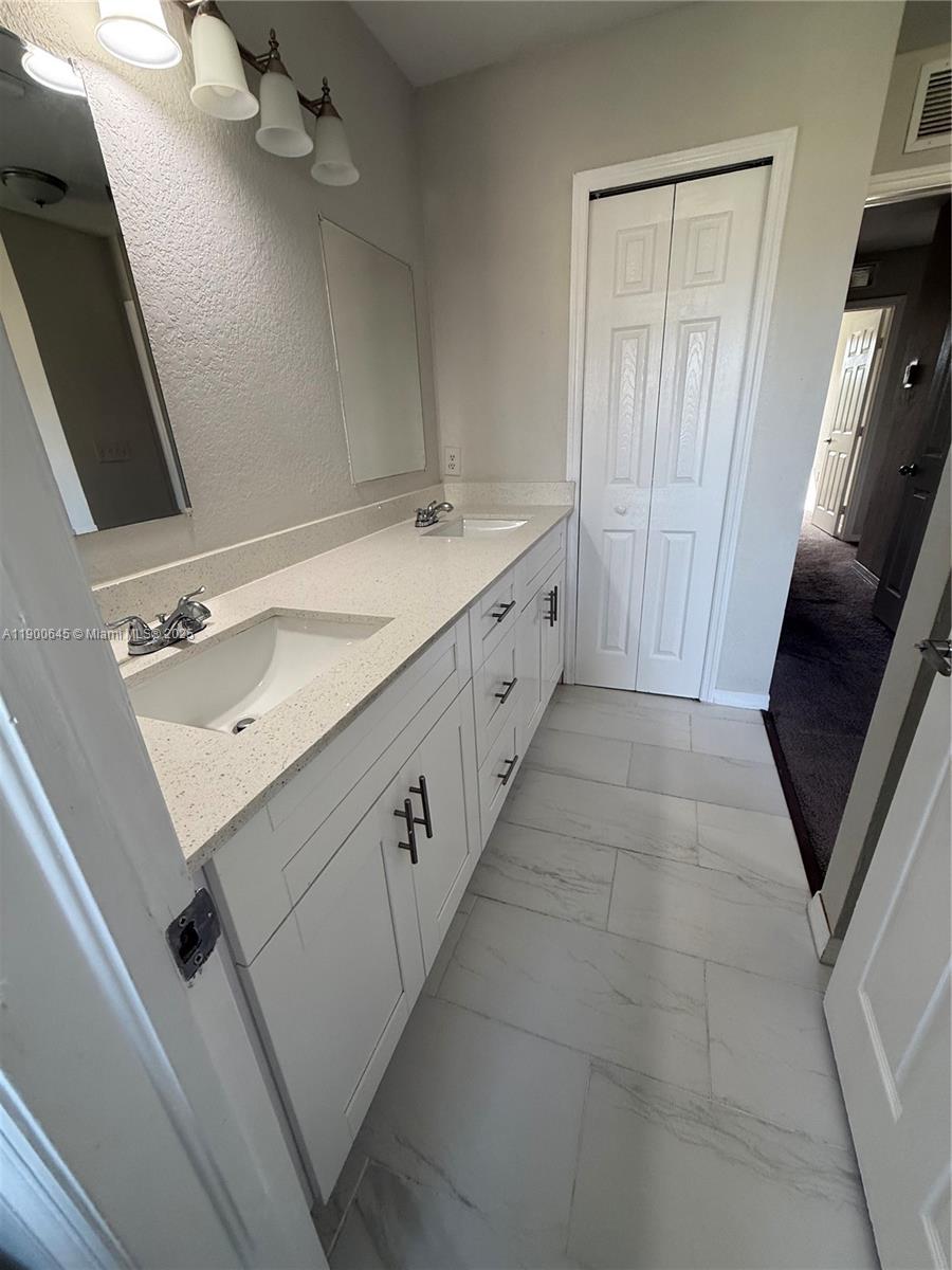 COUNTRY CLUB VILLAS TH CO - Residential Lease