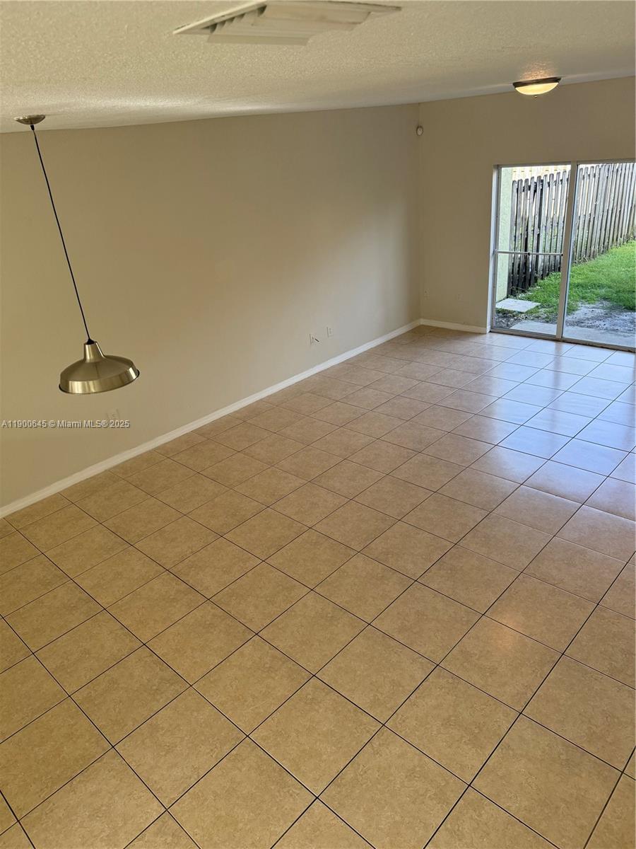 COUNTRY CLUB VILLAS TH CO - Residential Lease