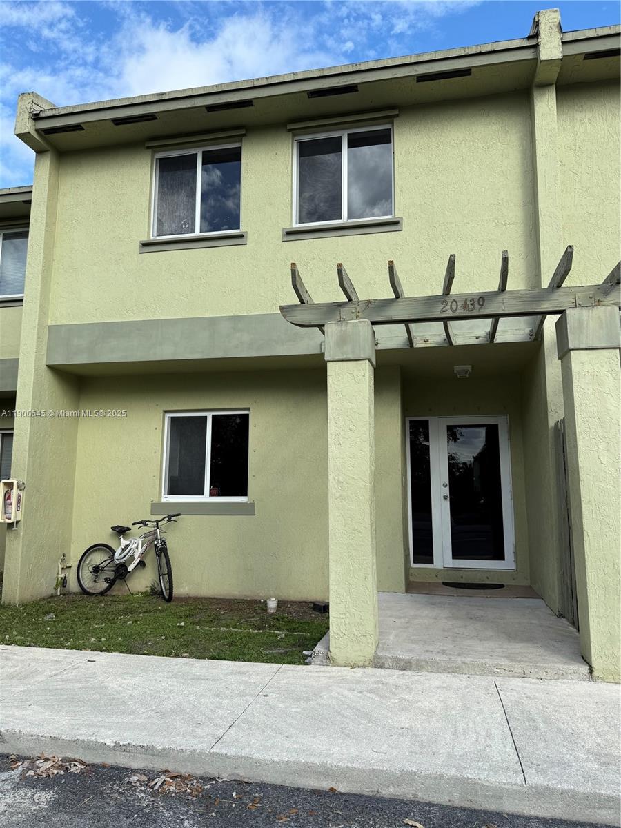 COUNTRY CLUB VILLAS TH CO - Residential Lease