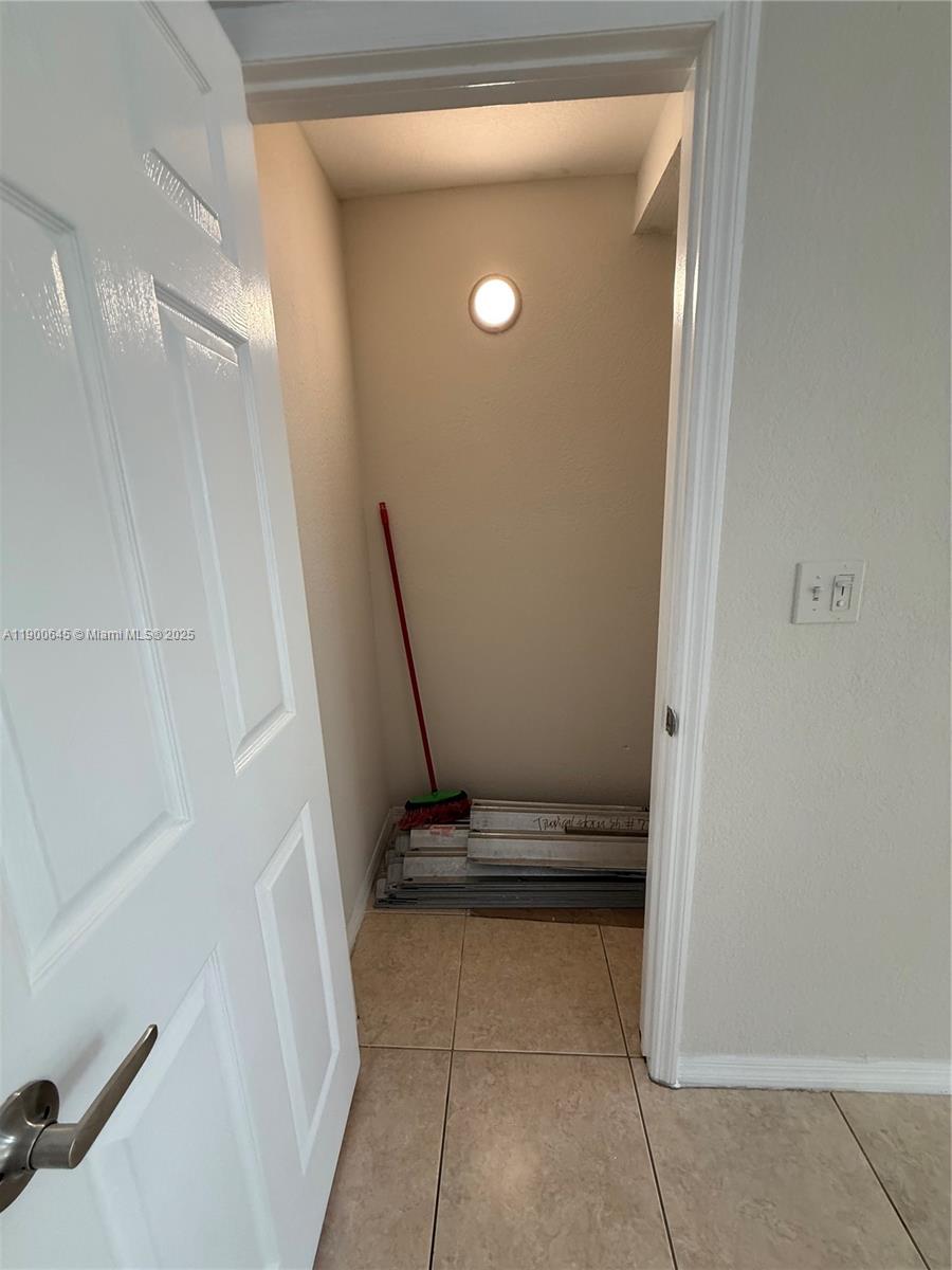 COUNTRY CLUB VILLAS TH CO - Residential Lease