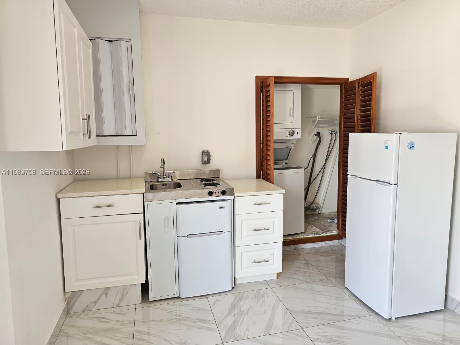 ADVENTURE HOMES - Residential Lease