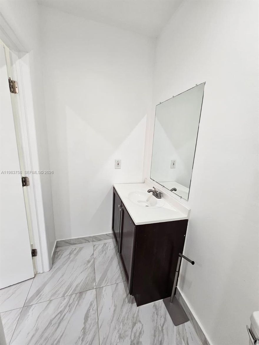 Completely remodeled apartment for rent in a convenient location, bathroom with shower, 2 parking spaces, water, electricity and internet included in rent.