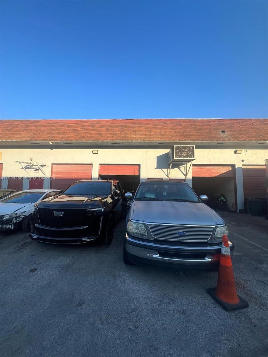 The most affordable warehouse space in Broward! Excellent location just south of the Hard Rock. Easy to rent out or use as an owner-operator. A wide range of uses are permitted—excluding automotive. A small warehouse unit offering ample space to launch a business with a modest investment and great potential. Superb location within a bustling shopping center, situated at the corner of Hallandale Beach Blvd. and S. State Road 7 (441) in Miramar.