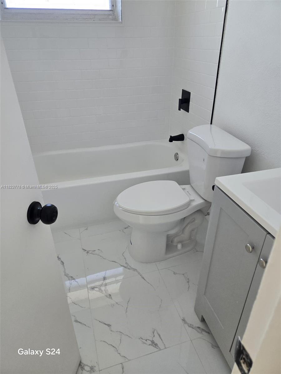 1000 W 28 St 17, Hialeah, Miami-Dade County, Florida - 2 Bedrooms  
2 Bathrooms - 
