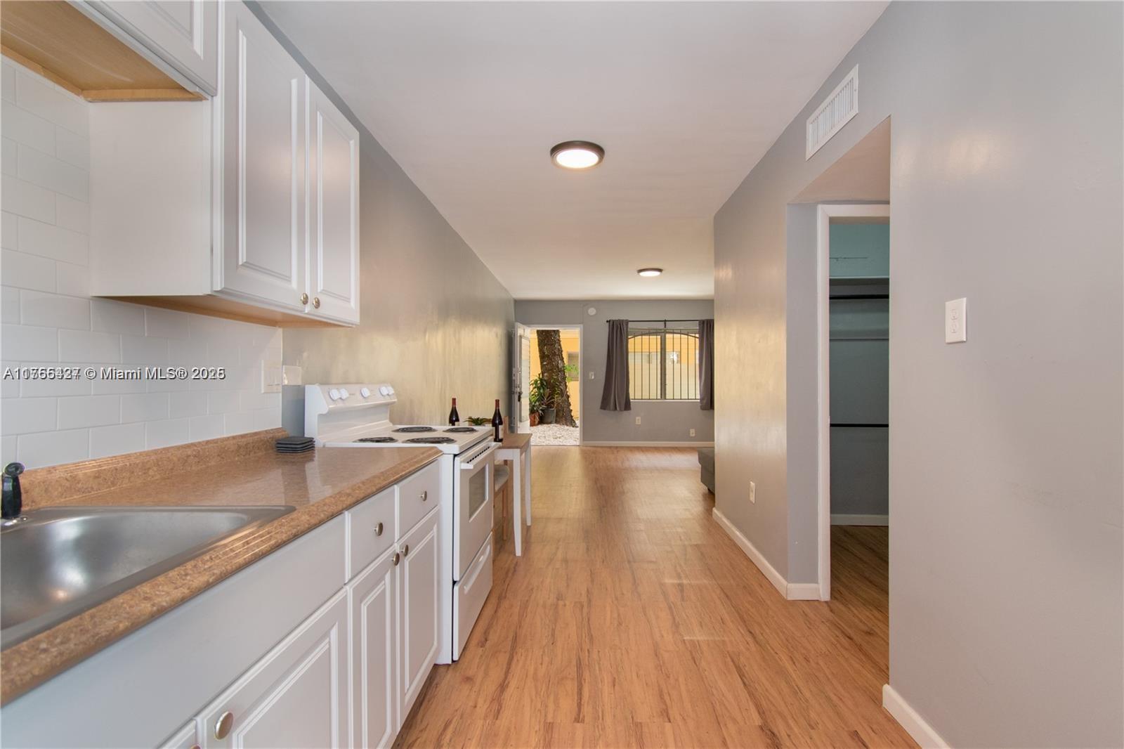 75 Washington Ave 9, Miami Beach, Miami-Dade County, Florida - 1 Bathrooms - 