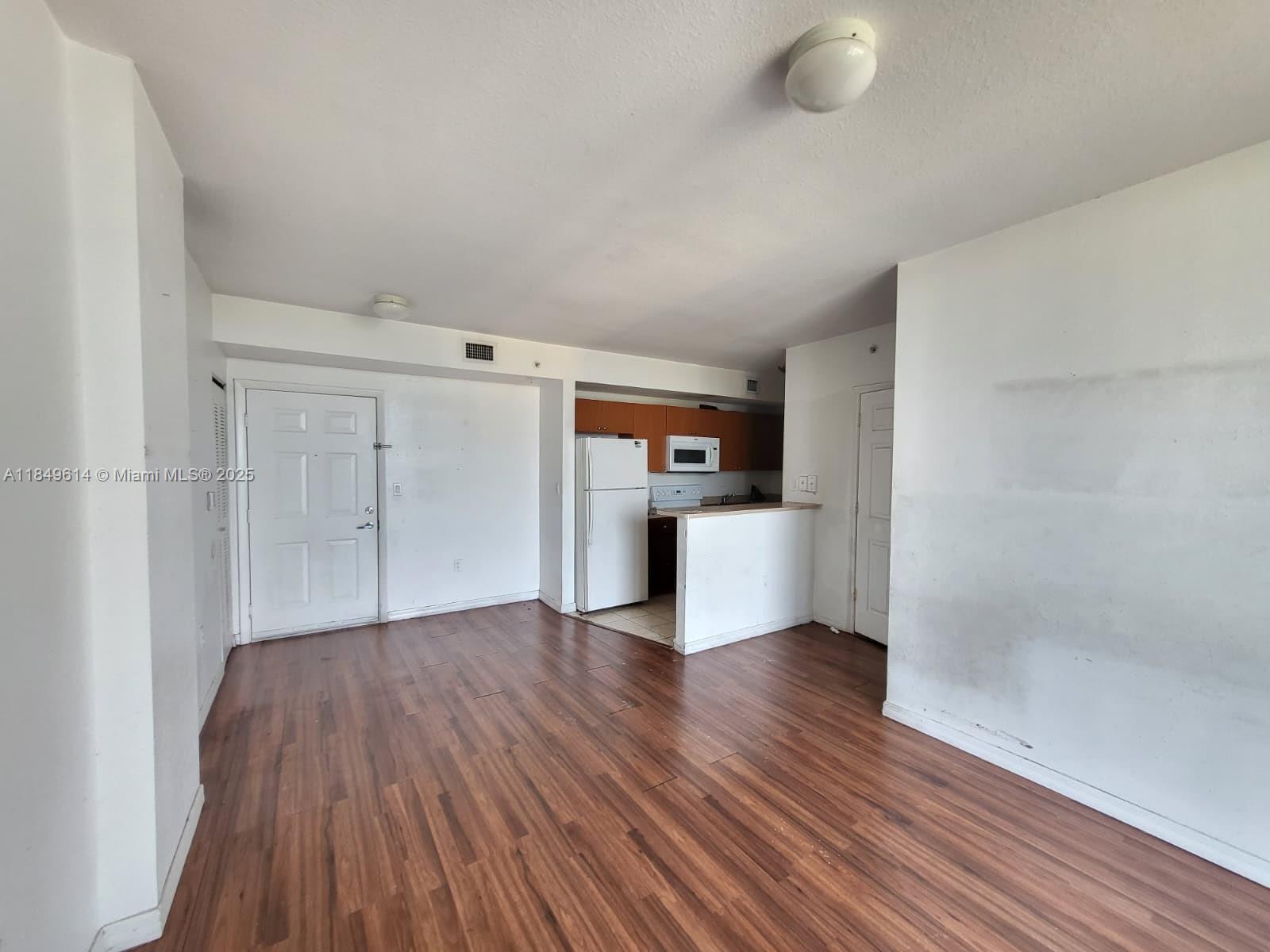 This 2-bedroom, 2-bathroom with a balcony unit comes complete with a 1 car garage, in-ground pool, laminate wood flooring, and tile throughout. The building is conveniently located close to Brickell and Downtown Miami, offering easy access to all the best shopping, dining, and entertainment the city has to offer. Inside the apartment, you'll find a washer and dryer for added convenience, as well as water included in your rent. With 1 garage space included at no extra cost, you can rest easily knowing your vehicle is safe and secure.