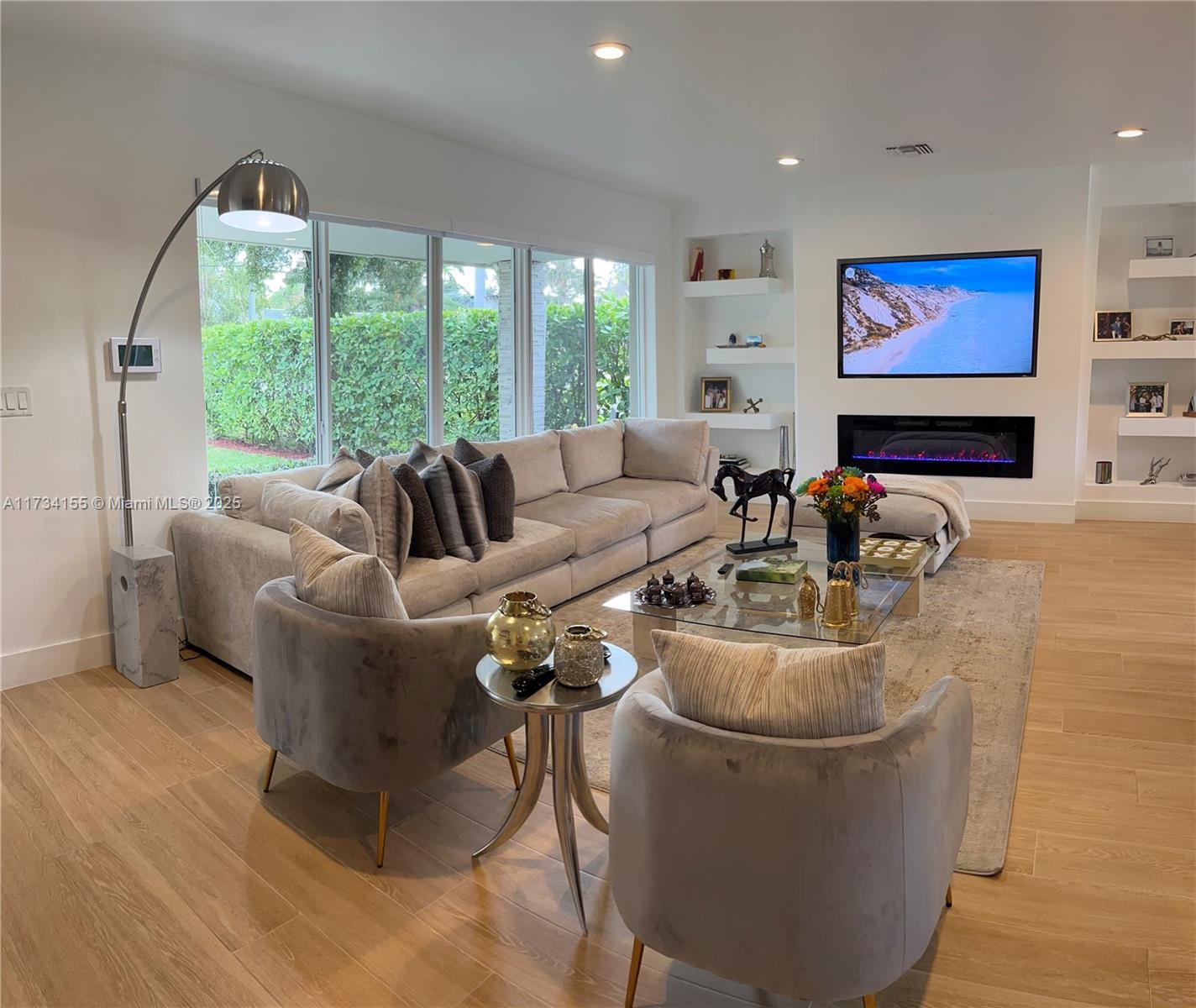 HOLLYWOOD LAKES SECTION - Residential