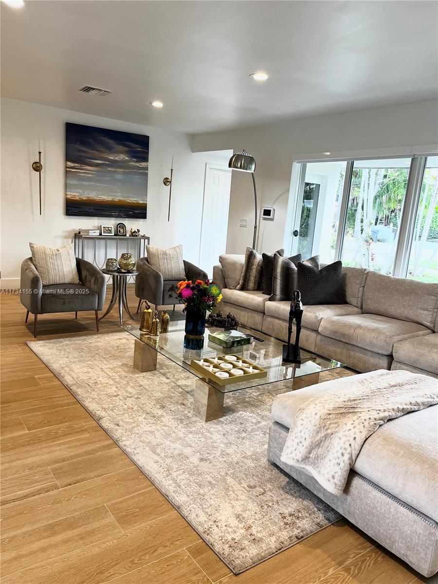 HOLLYWOOD LAKES SECTION - Residential