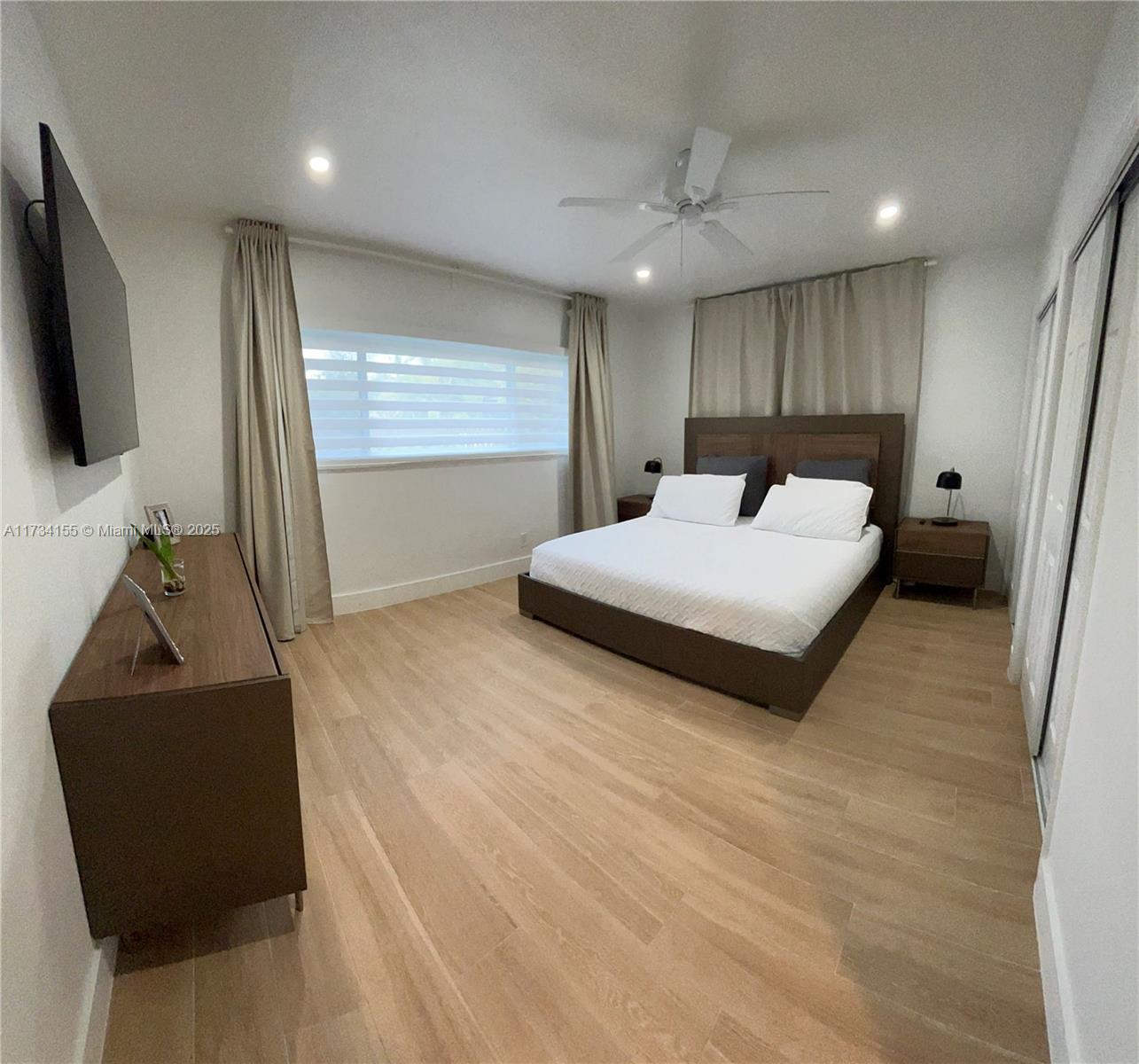 HOLLYWOOD LAKES SECTION - Residential