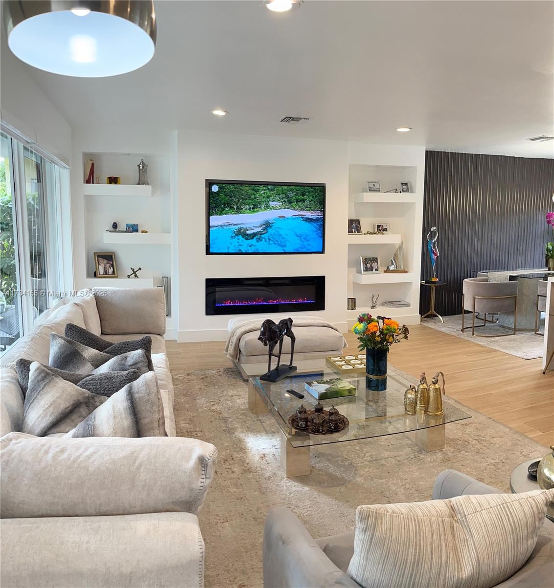 HOLLYWOOD LAKES SECTION - Residential