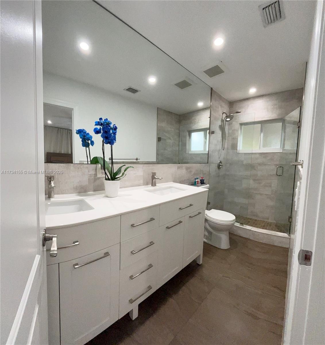 HOLLYWOOD LAKES SECTION - Residential