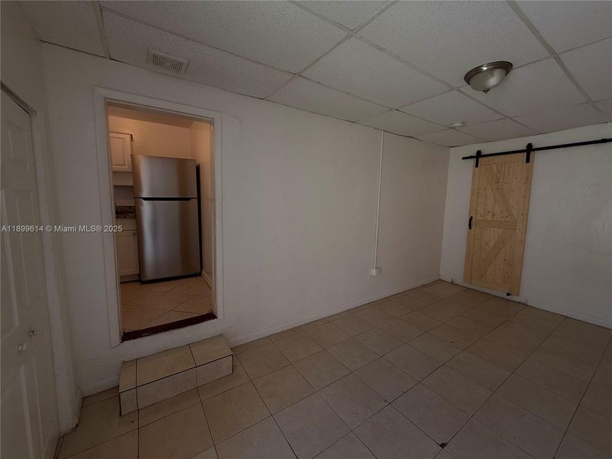 excellent and big studio, separate kitchen, laundry, and patio