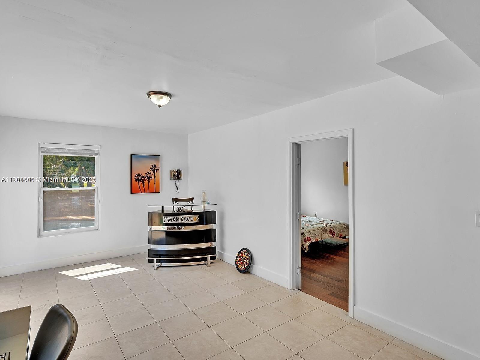 HOLLYWOOD COUNTRY ESTATES - Residential