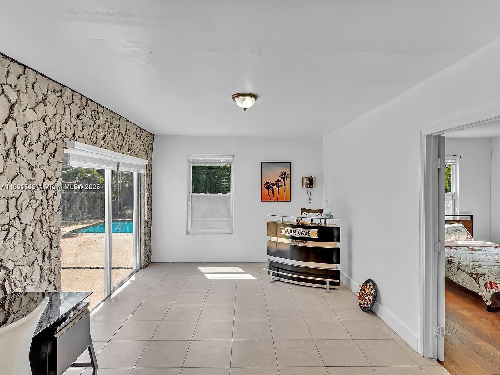 HOLLYWOOD COUNTRY ESTATES - Residential