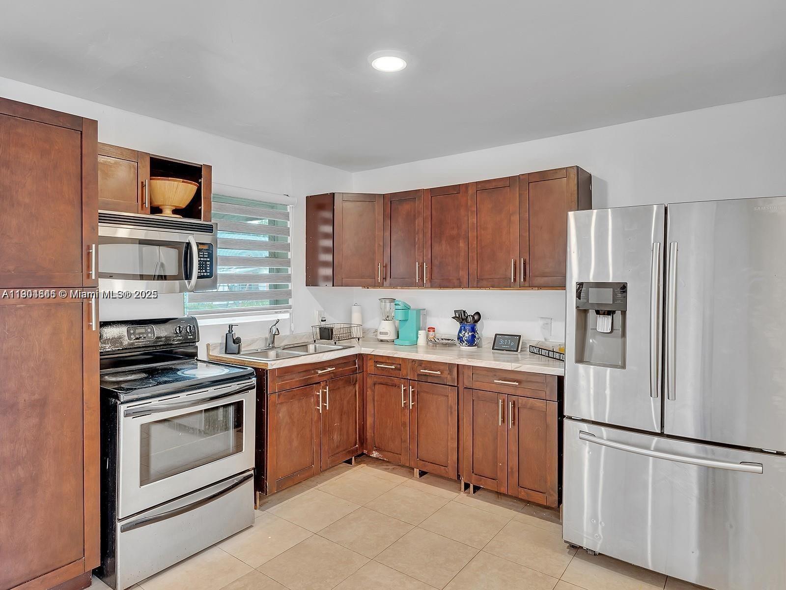 HOLLYWOOD COUNTRY ESTATES - Residential