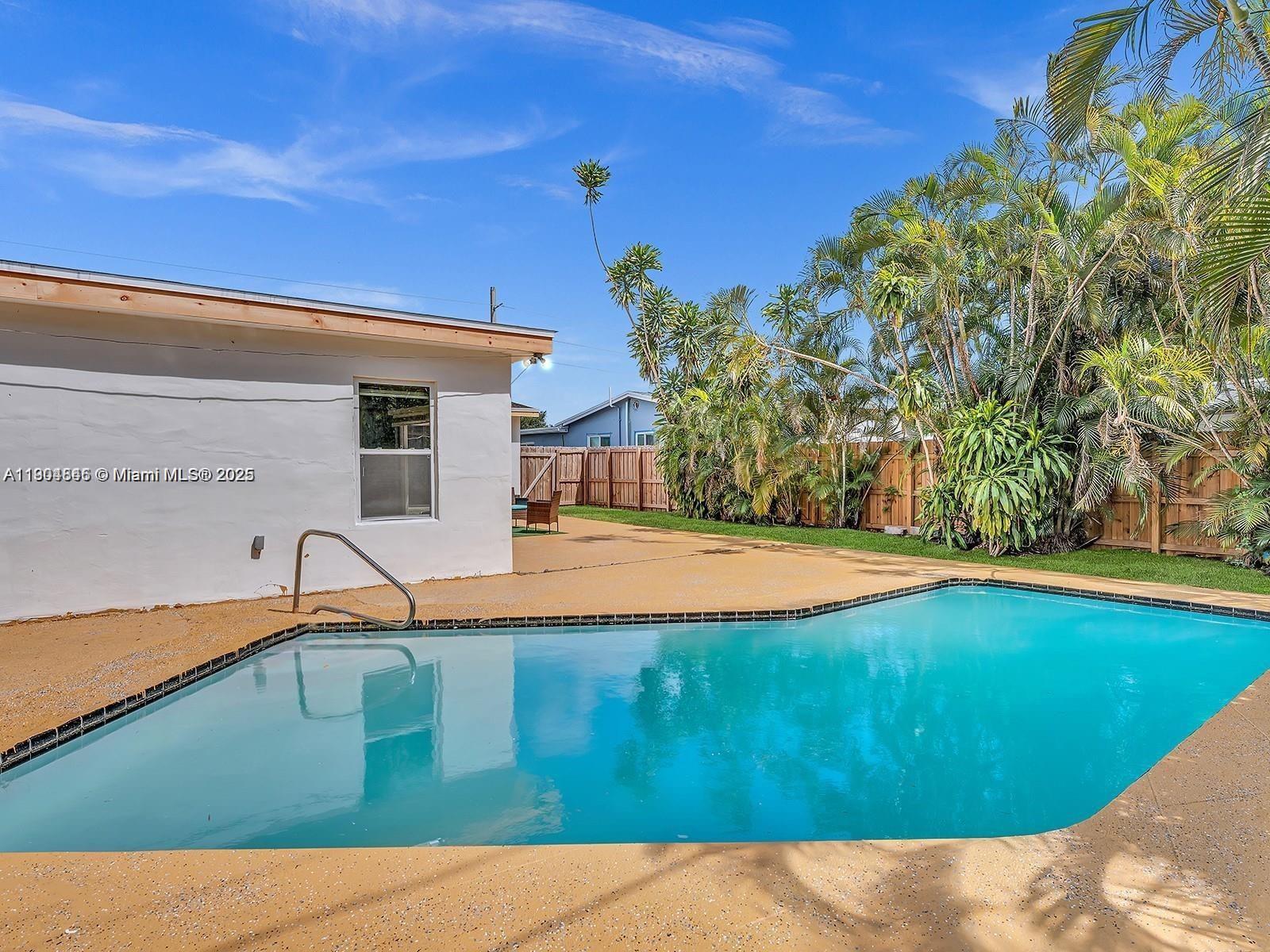 HOLLYWOOD COUNTRY ESTATES - Residential