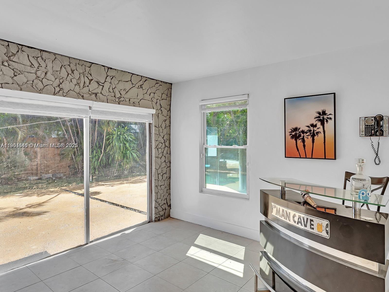 HOLLYWOOD COUNTRY ESTATES - Residential