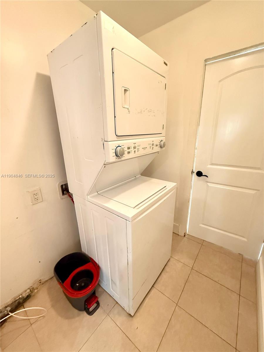 HOLLYWOOD COUNTRY ESTATES - Residential