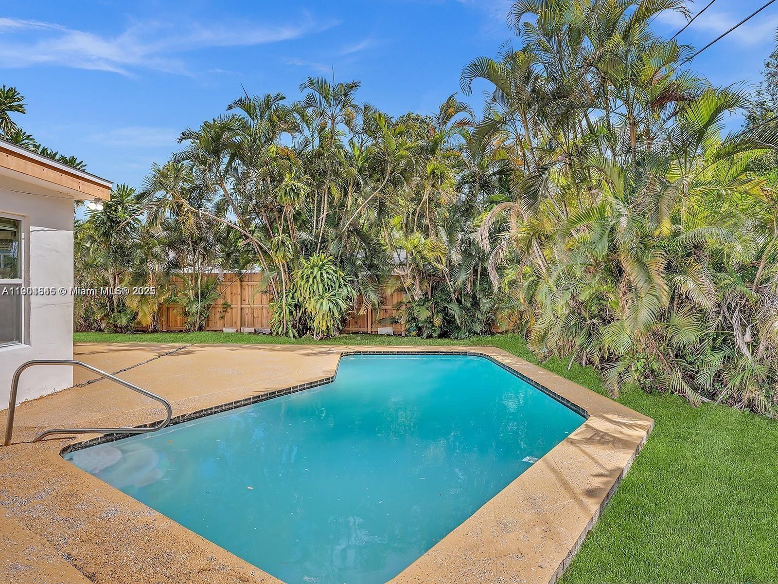 HOLLYWOOD COUNTRY ESTATES - Residential