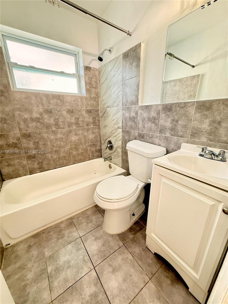 HOLLYWOOD COUNTRY ESTATES - Residential