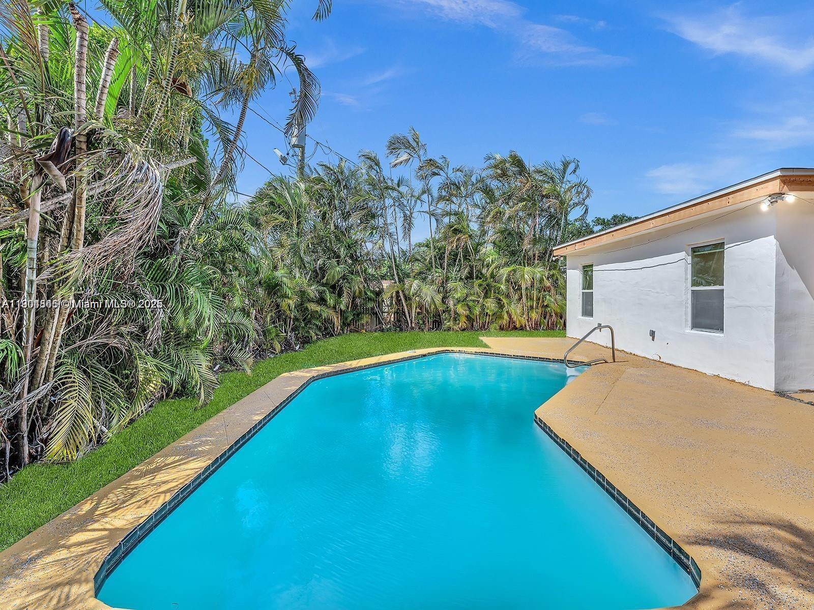 HOLLYWOOD COUNTRY ESTATES - Residential