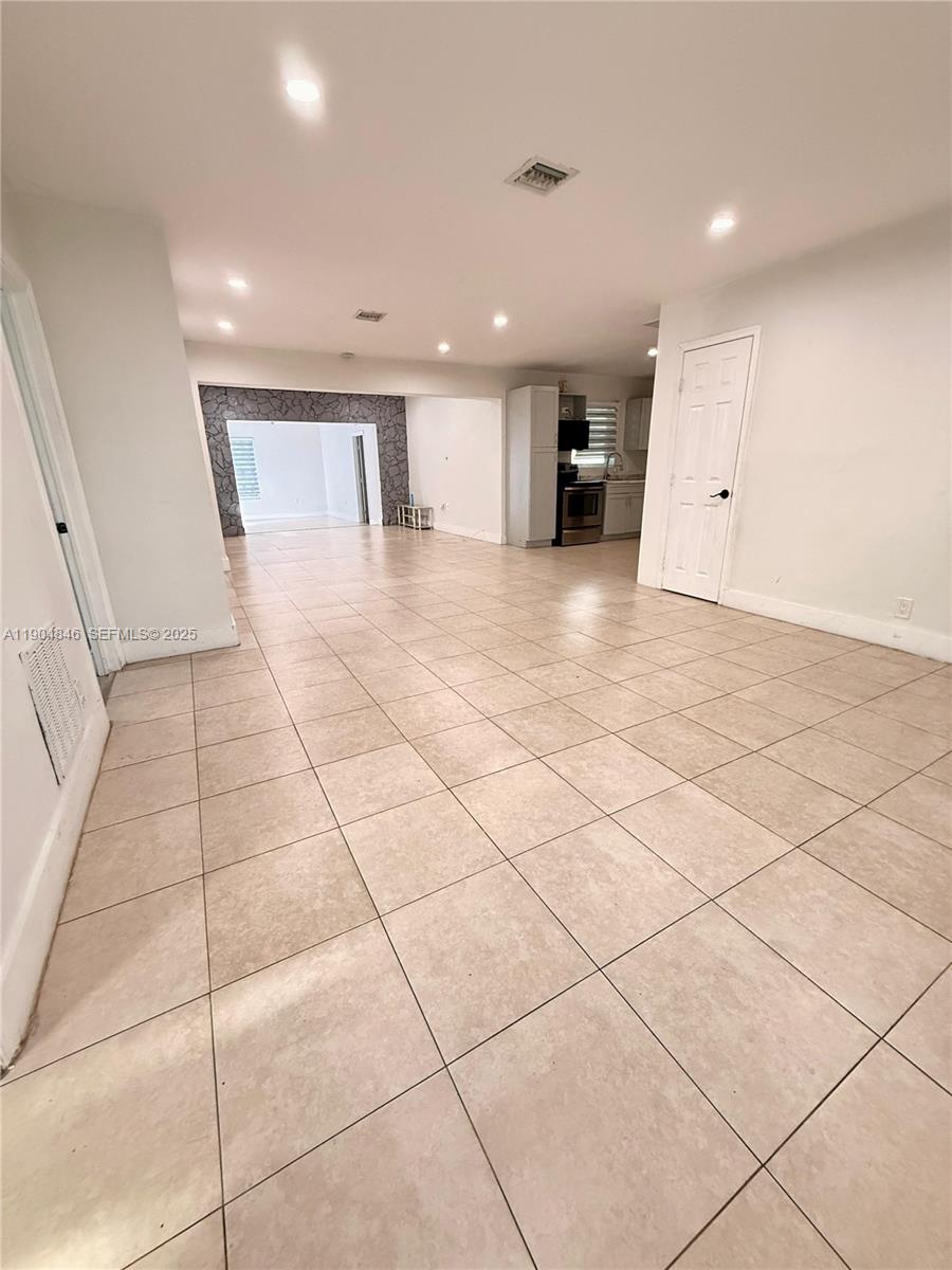 HOLLYWOOD COUNTRY ESTATES - Residential