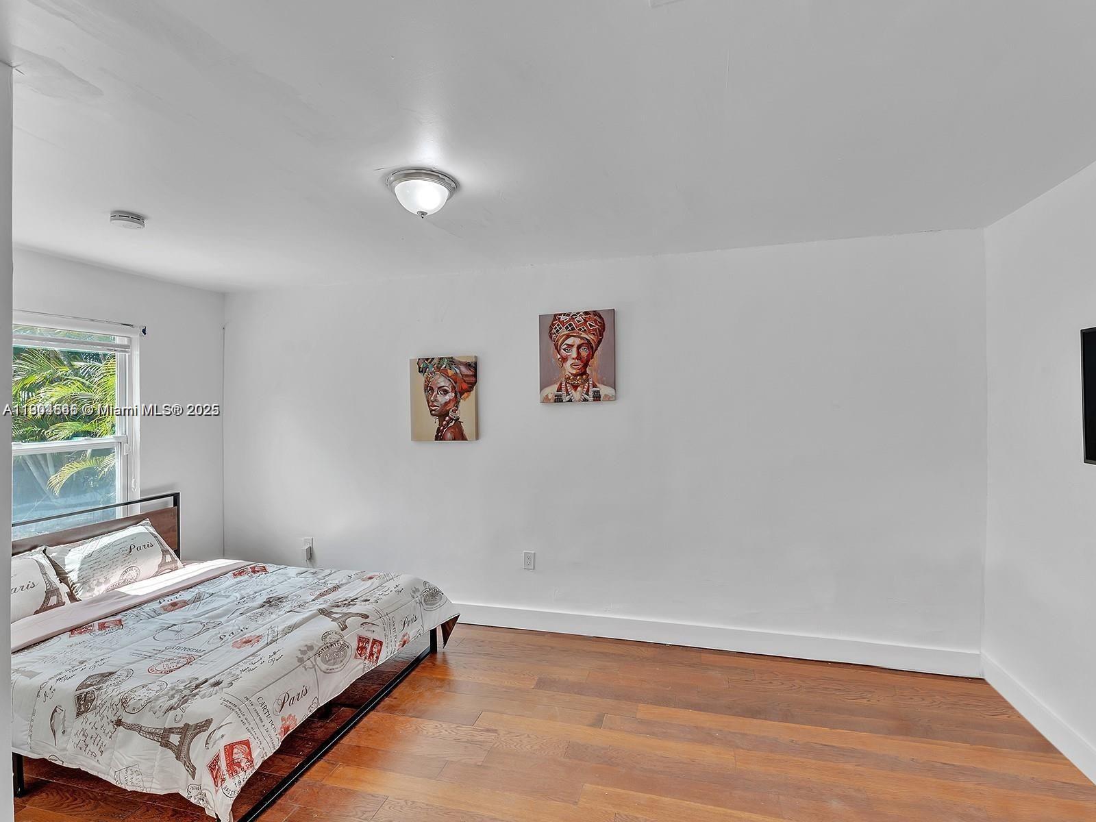 HOLLYWOOD COUNTRY ESTATES - Residential