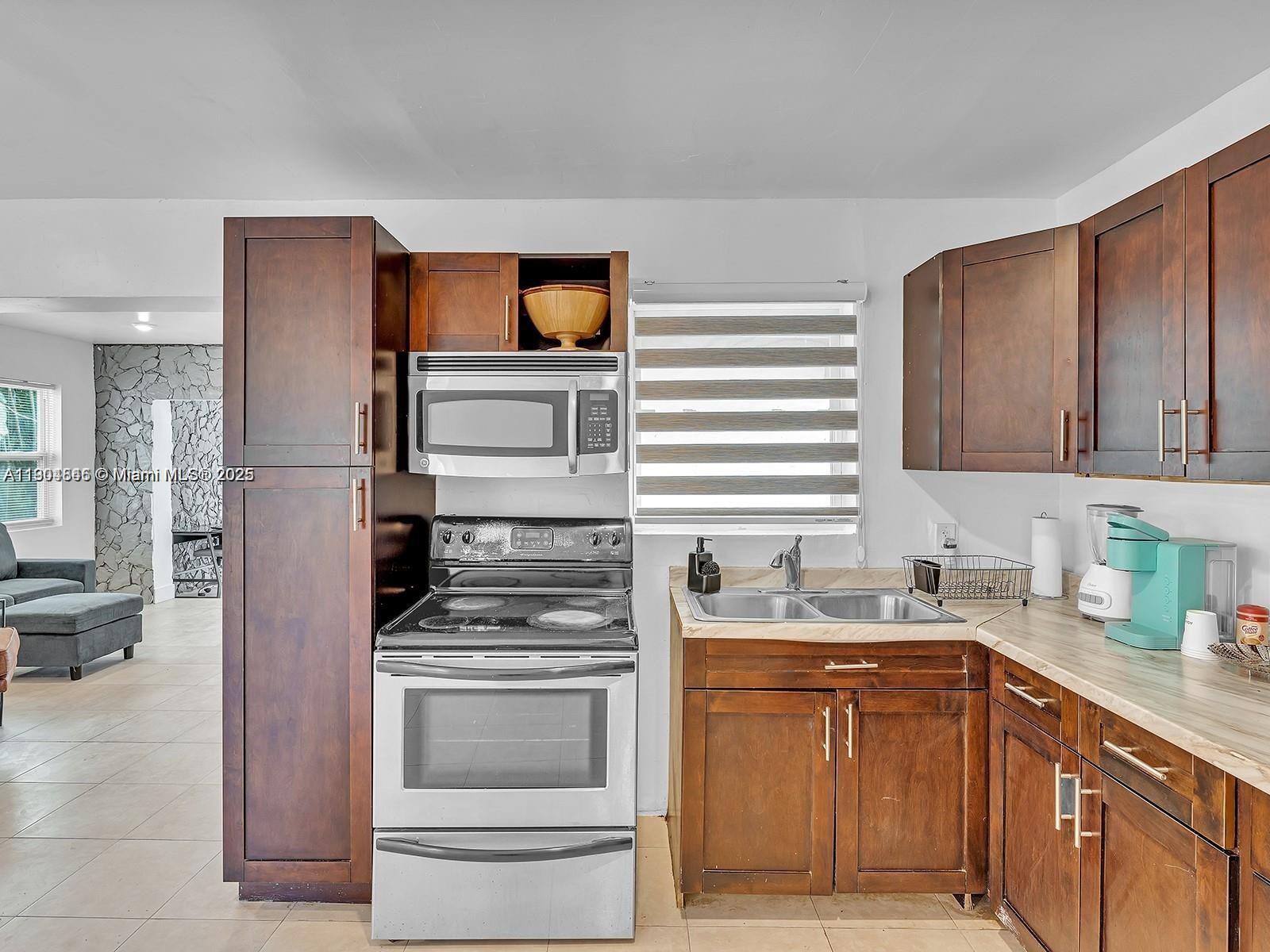 HOLLYWOOD COUNTRY ESTATES - Residential