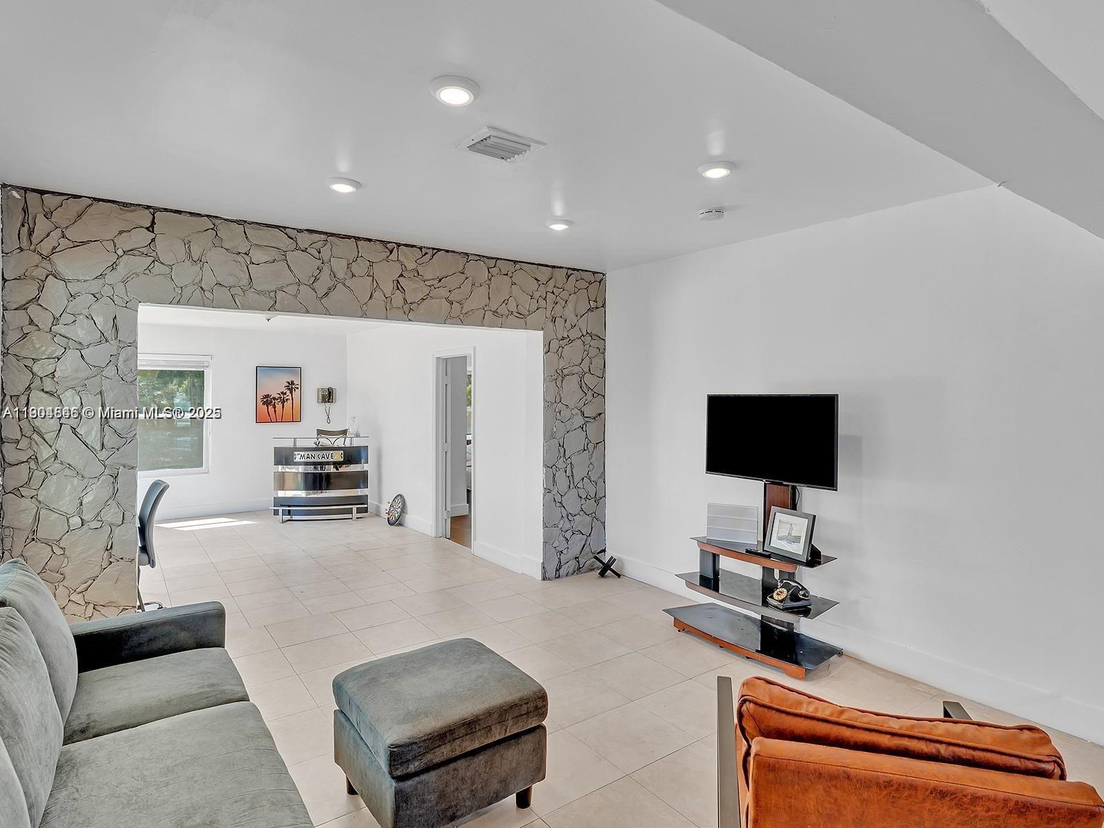 HOLLYWOOD COUNTRY ESTATES - Residential