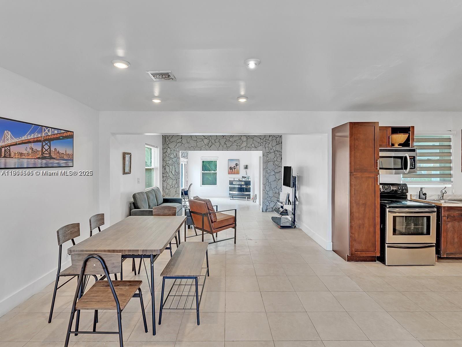 HOLLYWOOD COUNTRY ESTATES - Residential