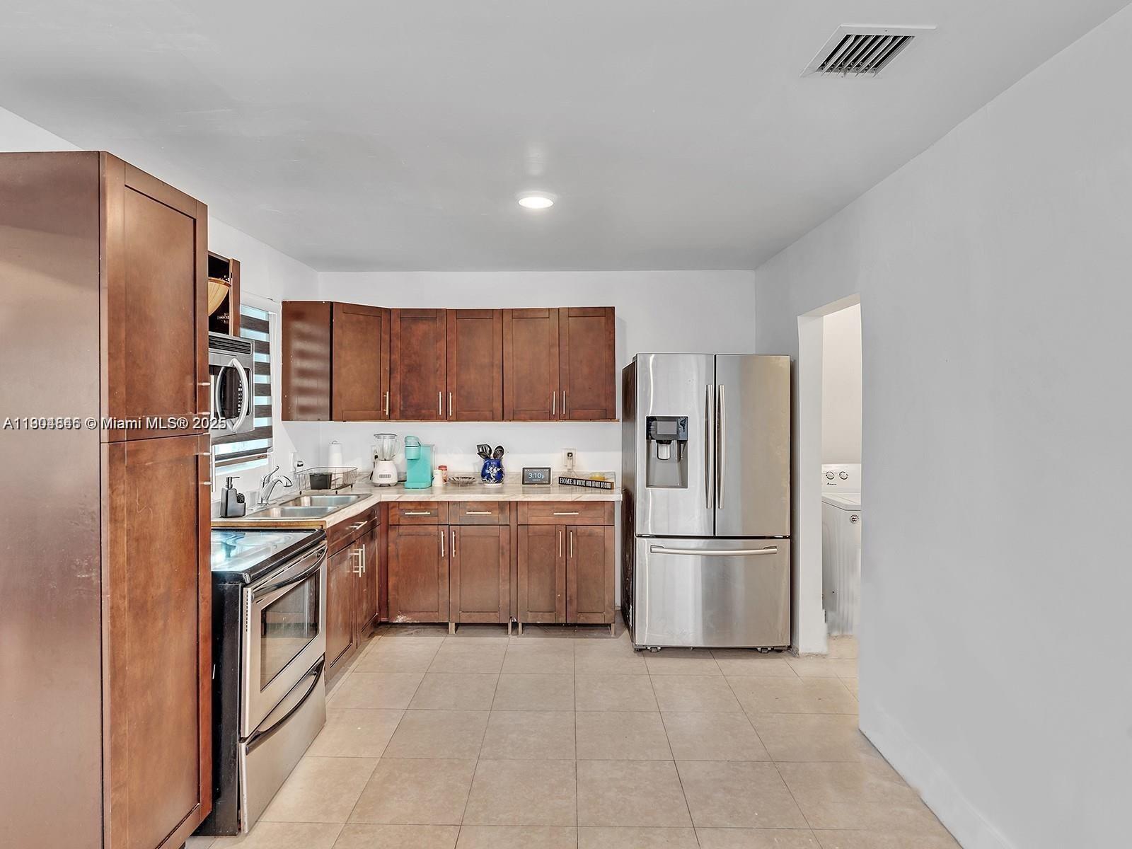 HOLLYWOOD COUNTRY ESTATES - Residential