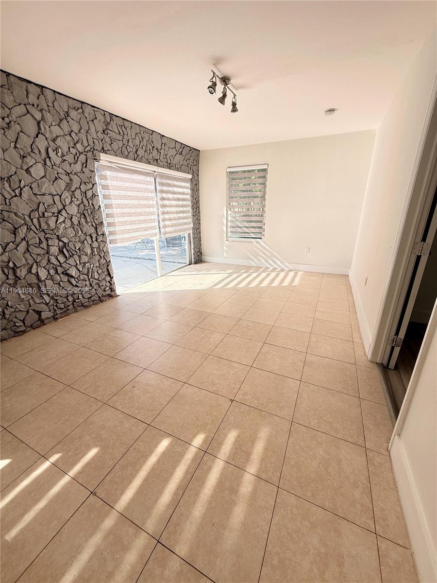 HOLLYWOOD COUNTRY ESTATES - Residential