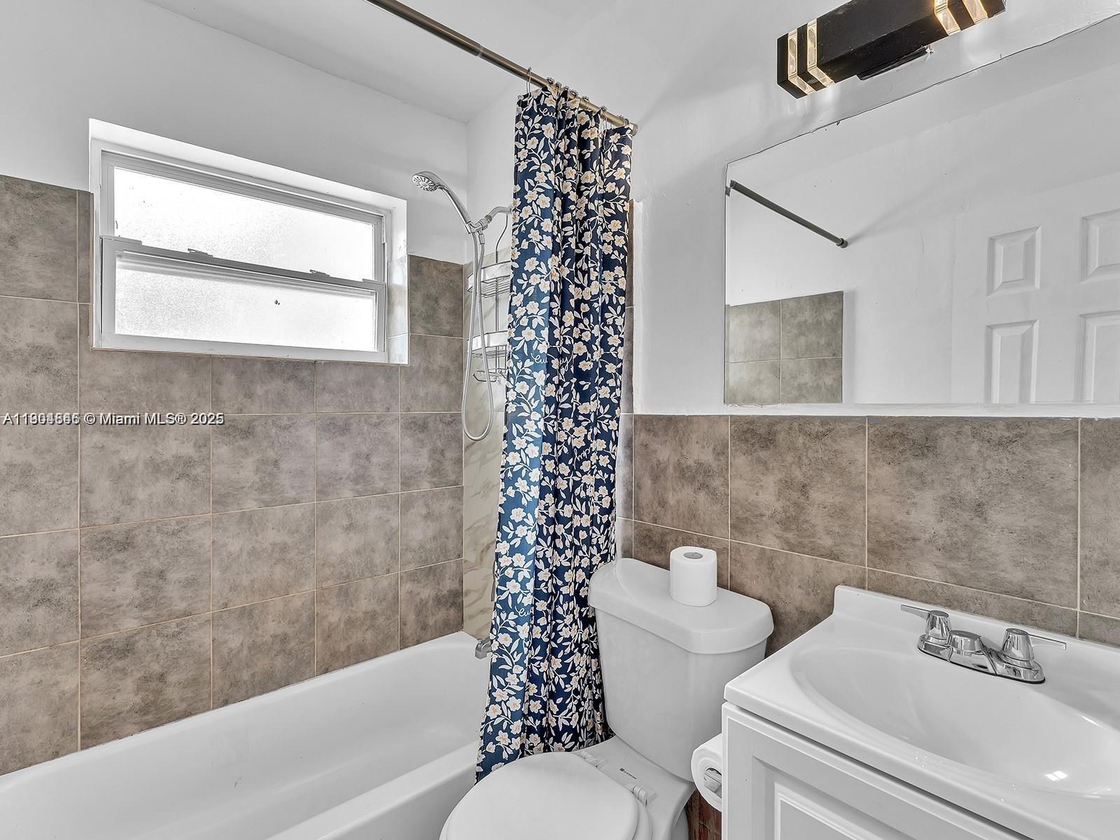 HOLLYWOOD COUNTRY ESTATES - Residential