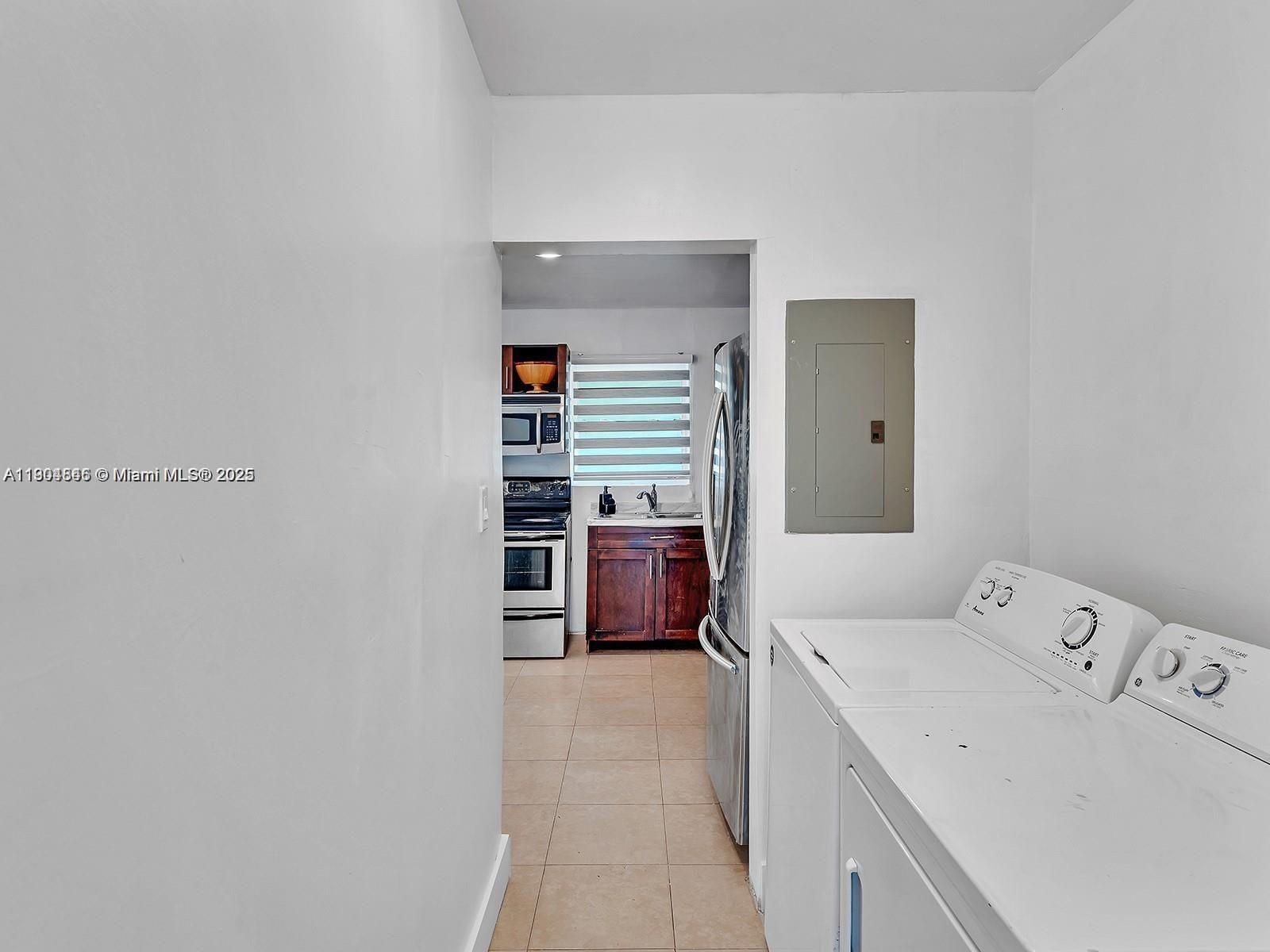 HOLLYWOOD COUNTRY ESTATES - Residential