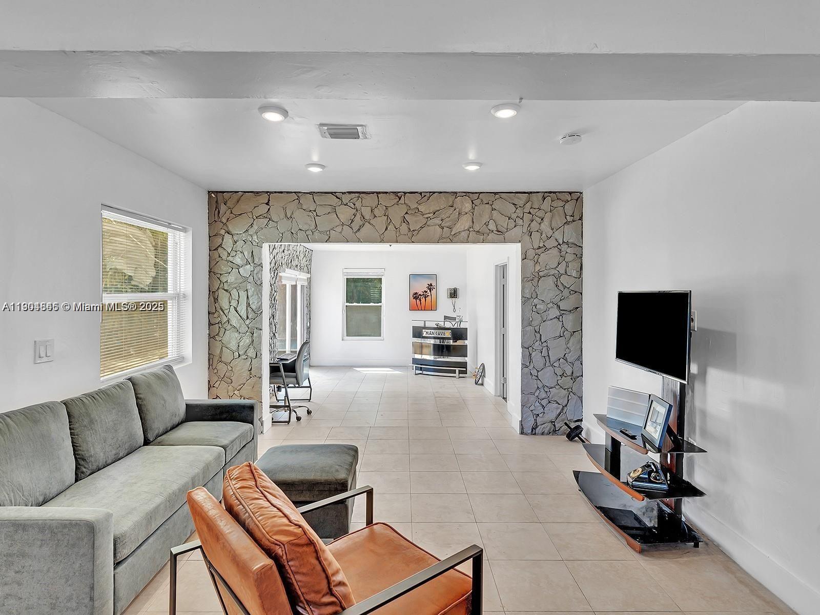 HOLLYWOOD COUNTRY ESTATES - Residential