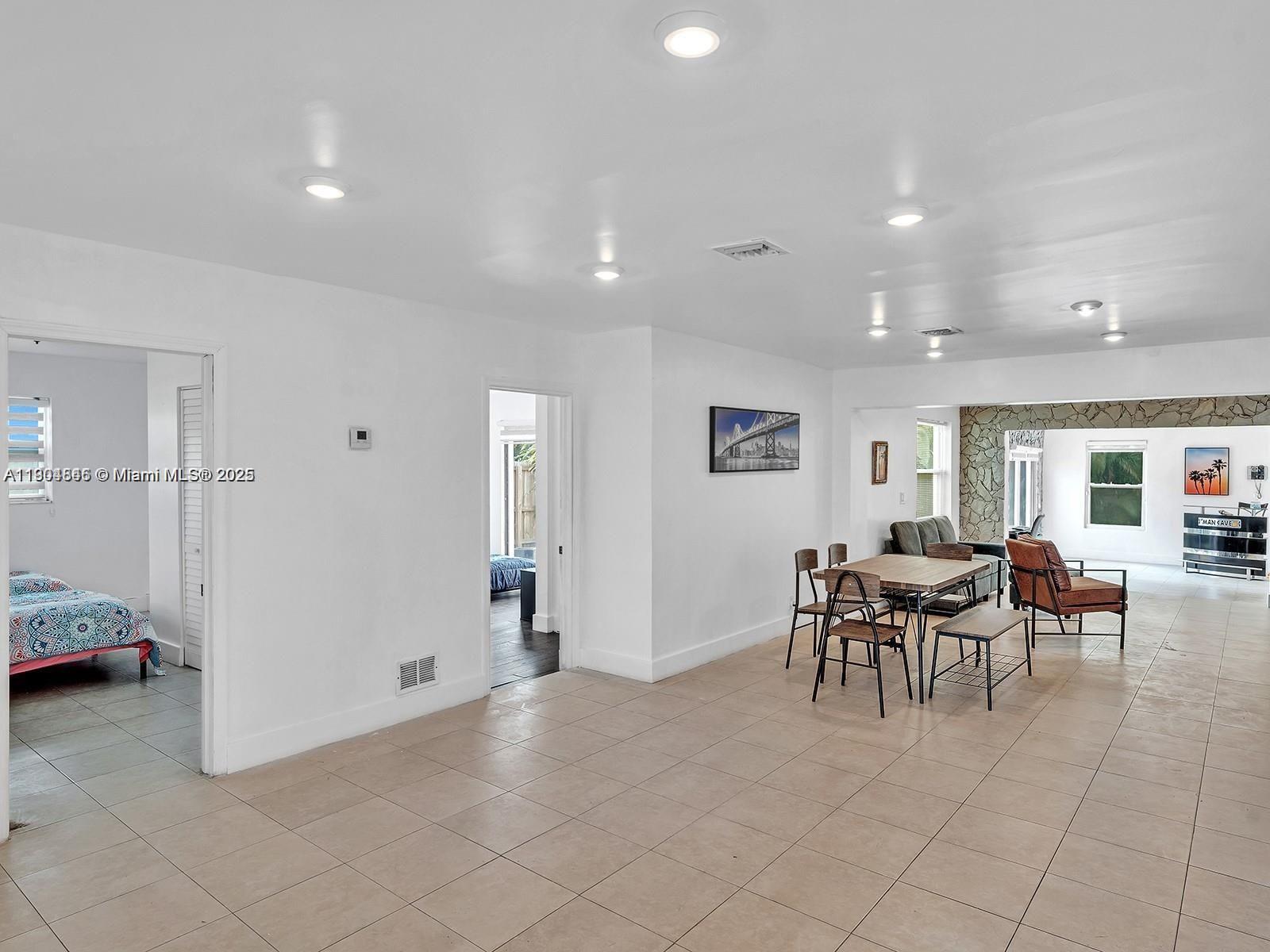 HOLLYWOOD COUNTRY ESTATES - Residential