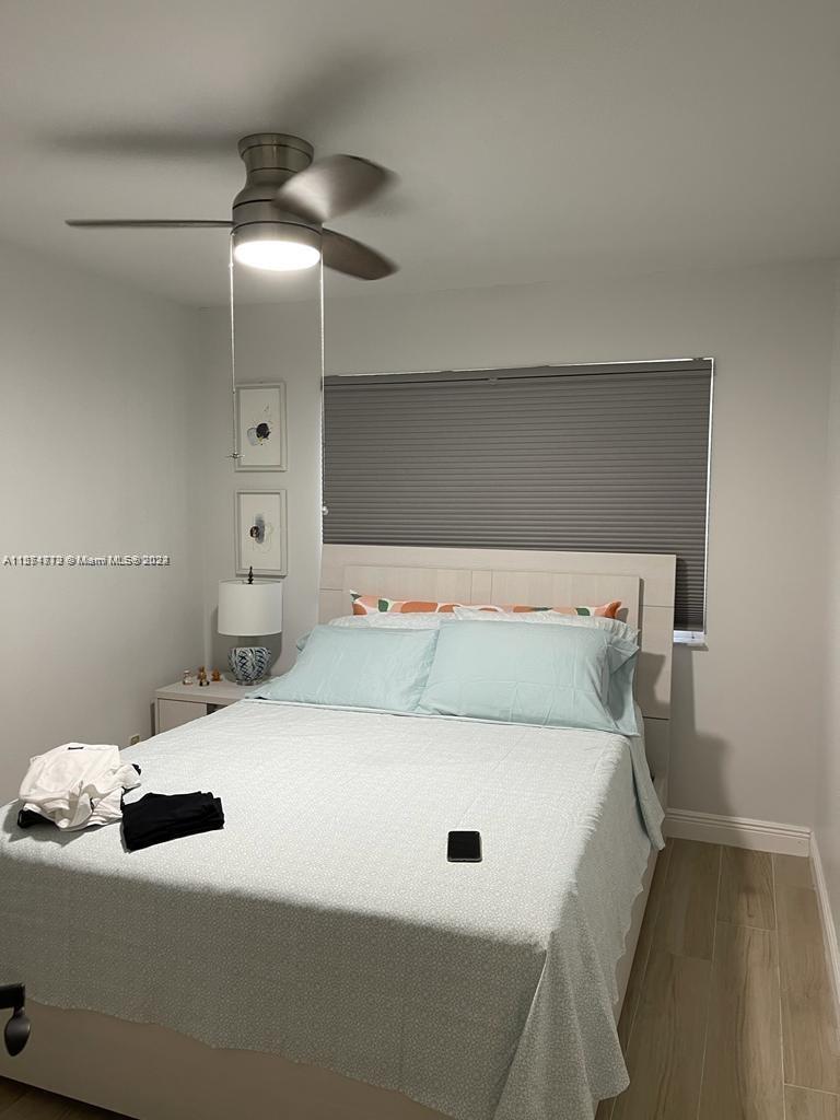 HOLLYWOOD LAKES COUNTRY - Residential