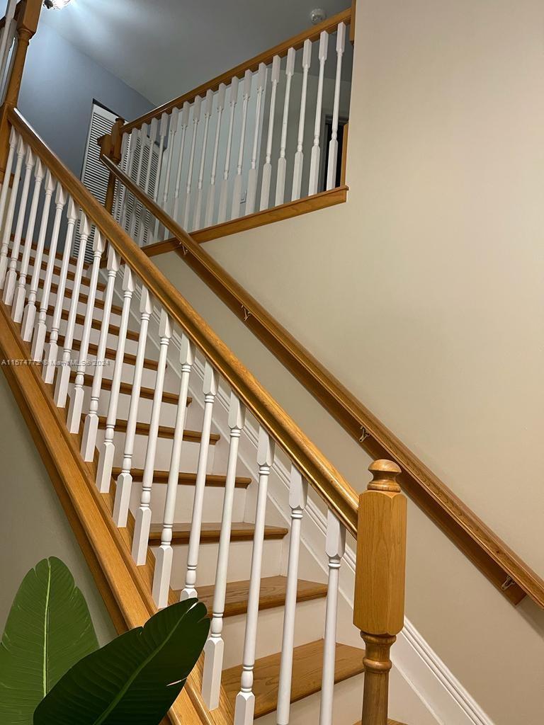 HOLLYWOOD LAKES COUNTRY - Residential