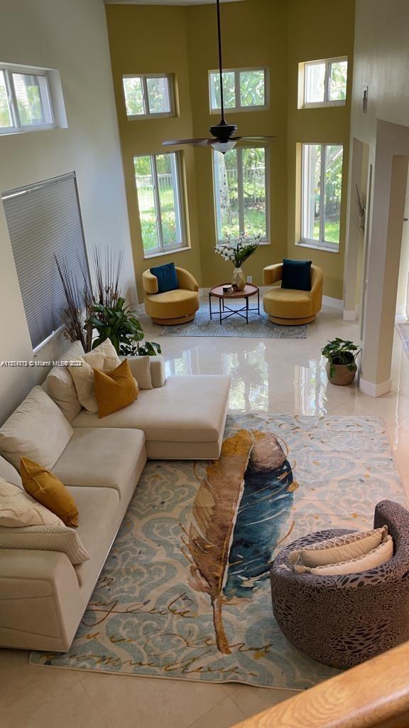 HOLLYWOOD LAKES COUNTRY - Residential