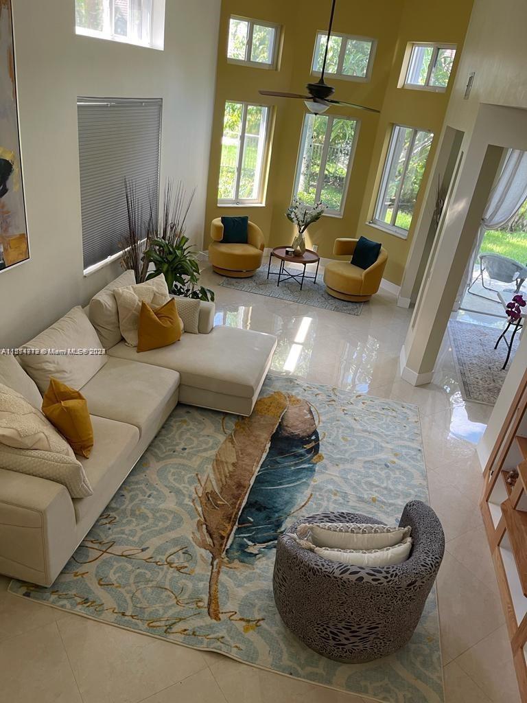 HOLLYWOOD LAKES COUNTRY - Residential