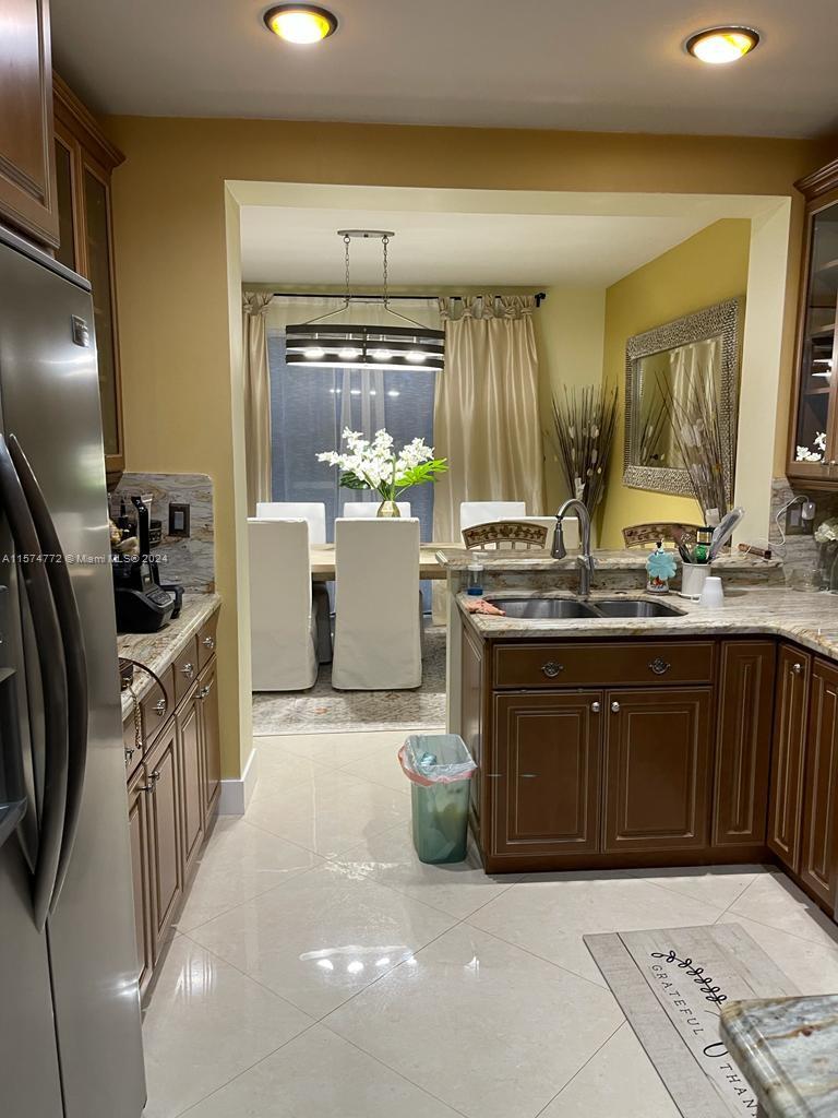 HOLLYWOOD LAKES COUNTRY - Residential